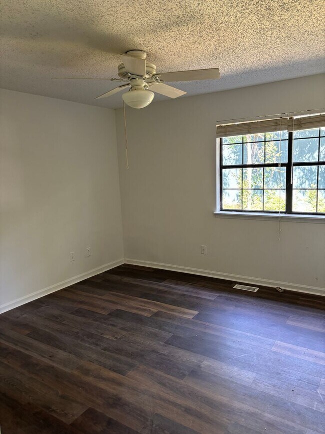 Building Photo - 3 bed 2 bath spacious townhome in ideal area