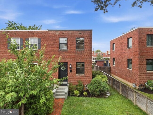 Building Photo - 625 S Henry St