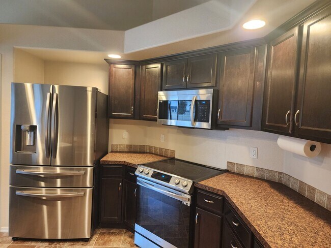 Building Photo - Charming single level 4 bedroom home in Crimson Point community. Spacious open floor plan, oversi...