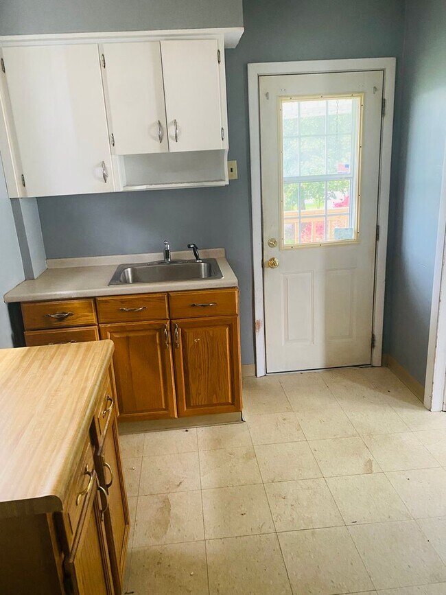 Building Photo - 2 bedroom single family home ready now