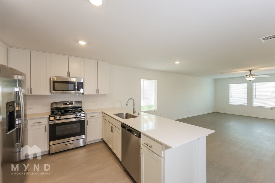 Building Photo - 2700 Ctr Crk Ln