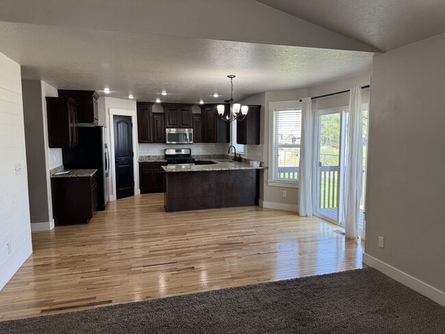 Building Photo - 890 W 110 S