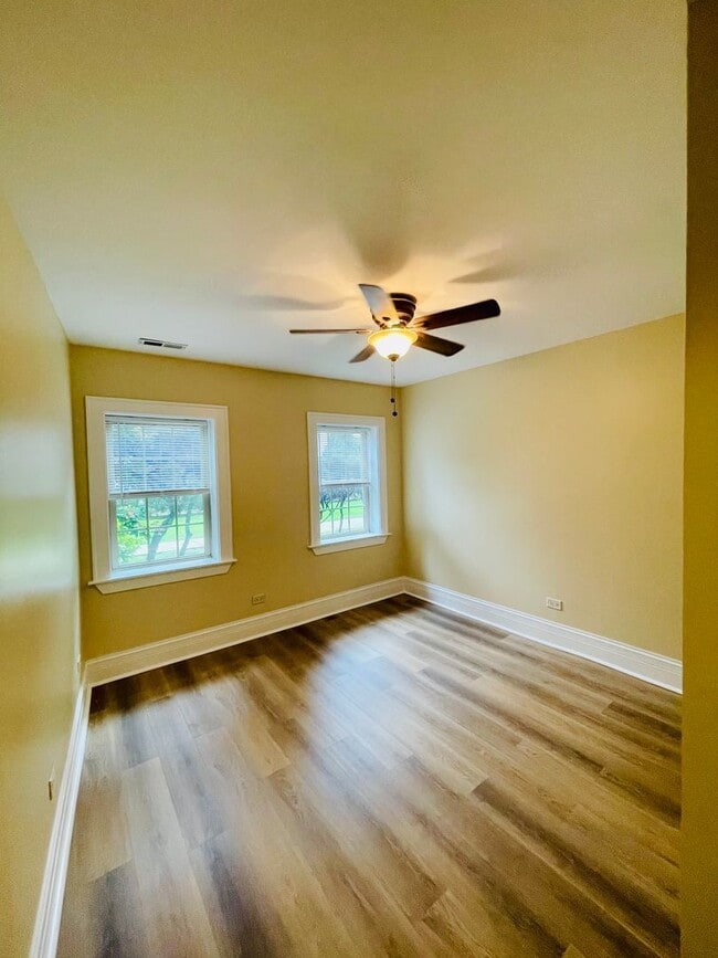 Building Photo - 2050 W Summerdale Ave