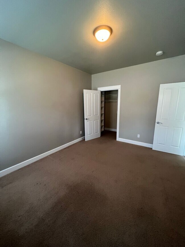 Building Photo - Spacious home with a large bonus room!  We...