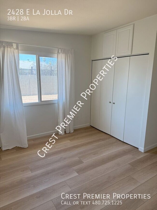 Building Photo - 2428 E La Jolla Dr