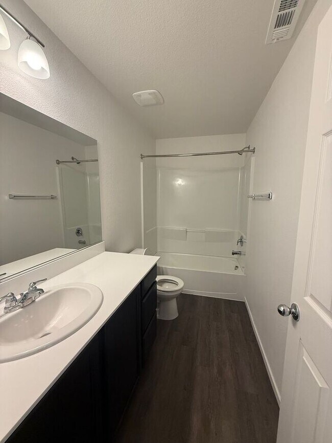 Building Photo - 3-Bed, 2.5-Bath Townhome in North Reno