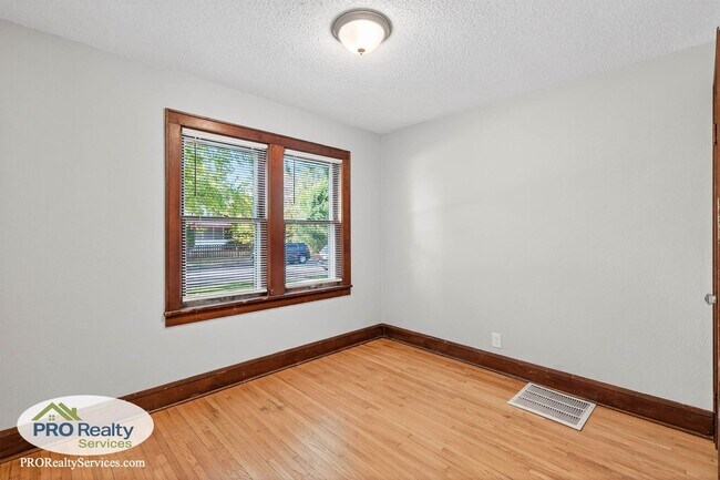 Building Photo - Recently Remodeled 2 Bedroom Home