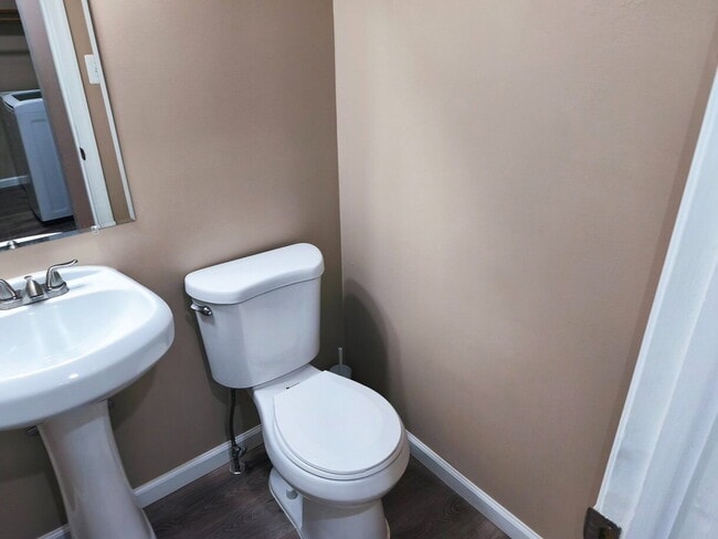 Building Photo - Inviting Townhome in Sterling with Spaciou...