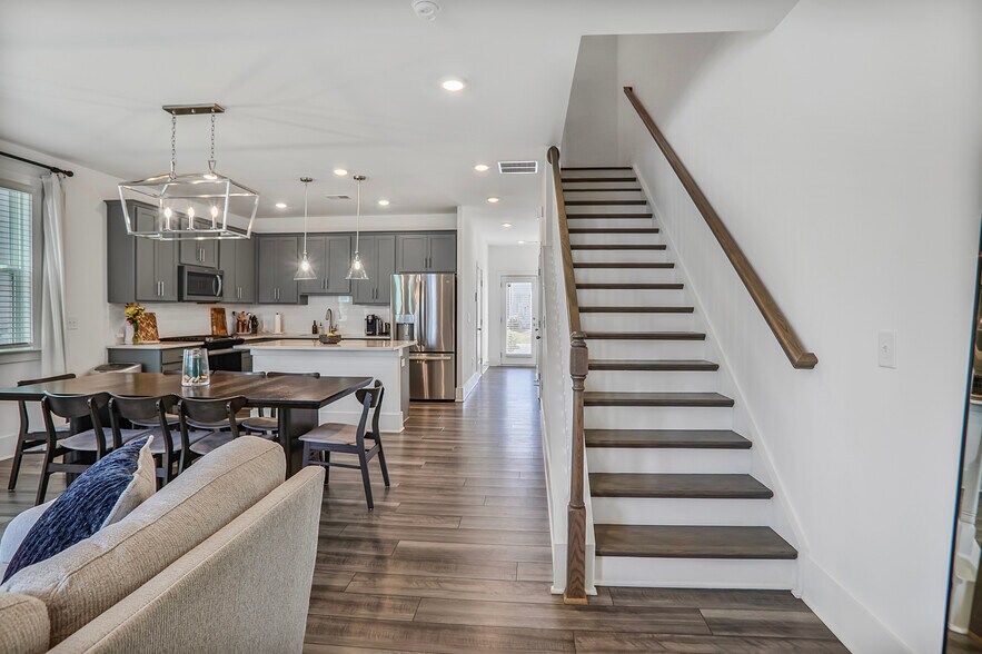Building Photo - 1486 Pinedale Cres NW