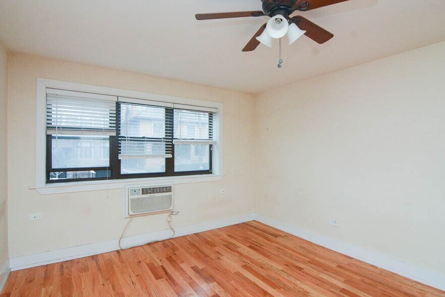 Building Photo - 675 W Wrightwood Ave