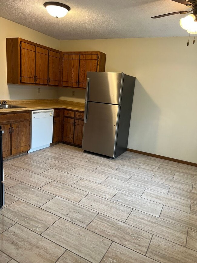 Building Photo - Tower Heights