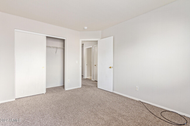 Building Photo - 1009 S 239th Dr