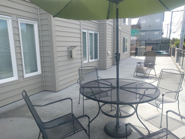Building Photo - Gorgeous 1 bedroom in the heart of Queen A...