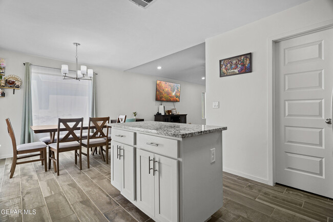 Building Photo - 15220 Apex Ct