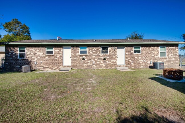 Building Photo - Newly Renovated, Energy Efficient Unit Min...