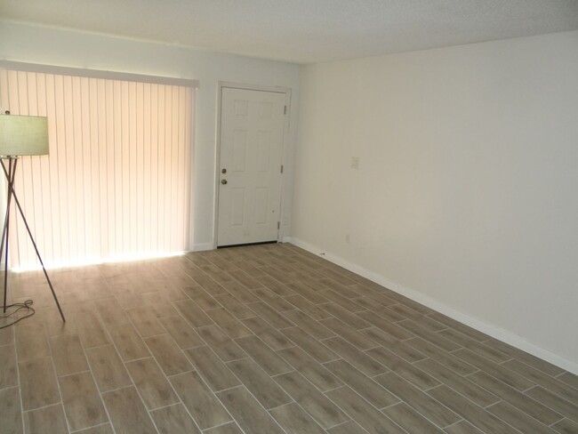 Building Photo - 1 bed / 1 bath condo with a bonus den - Co...