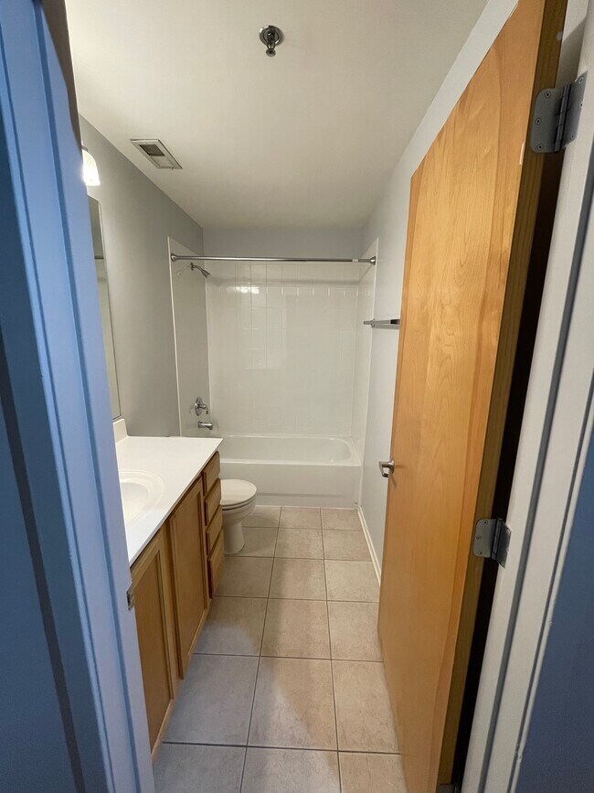 2nd Bathroom - 1500 W Monroe St