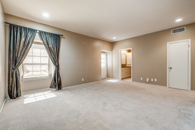 Building Photo - 3-BEDROOM TOWNHOME IN DIJON NORTH, ALAMO HEIGHTS