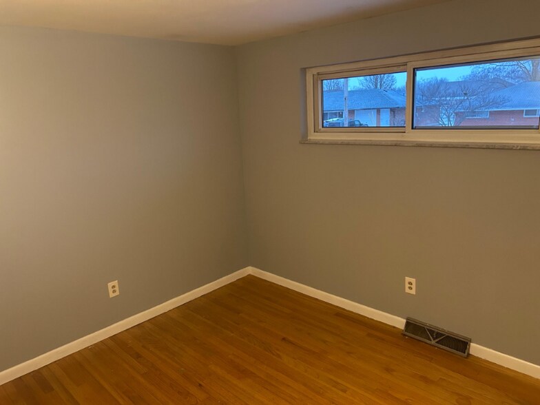 Building Photo - 907 Birchwood Dr