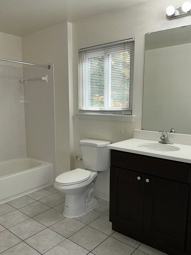 Building Photo - Very well maintained 4BR 2.5BA Colonial mo...