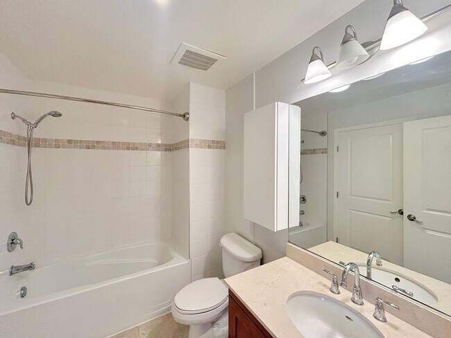 Building Photo - Beautiful 2BD/2BA W/ A/C, Reserved Parking, and Private Balcony in Bankers Hill!