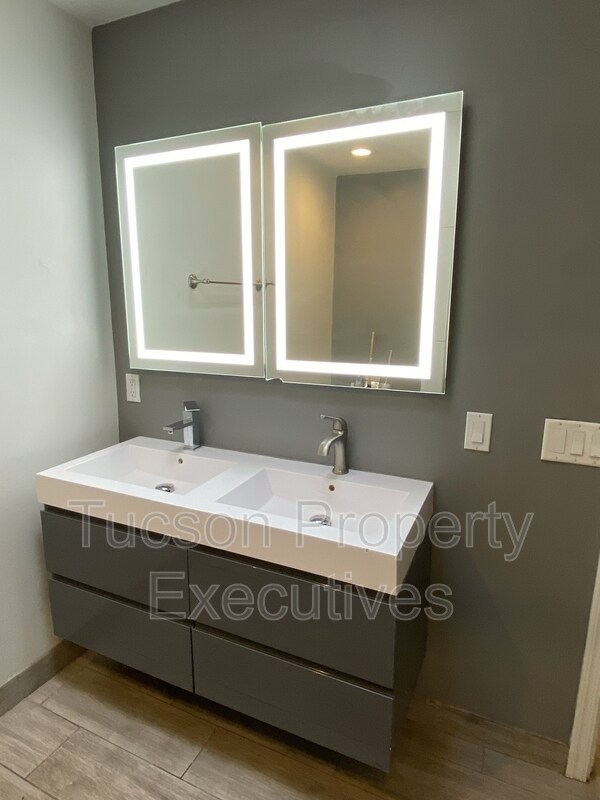 Building Photo - 1421 E Drachman St