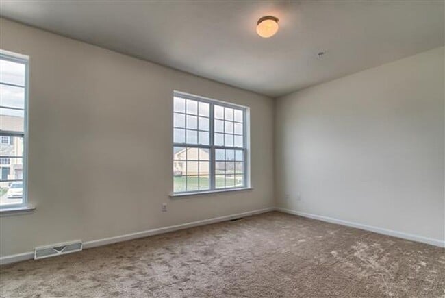 Building Photo - Beautiful 3 Bedroom, 2.5 Bath End Unit in Spring Grove Schools!!