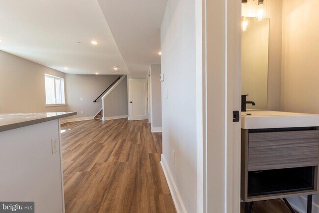 Building Photo - 3965 Lancaster Ave