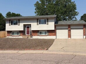 Building Photo - 5 bedroom - Hiawatha