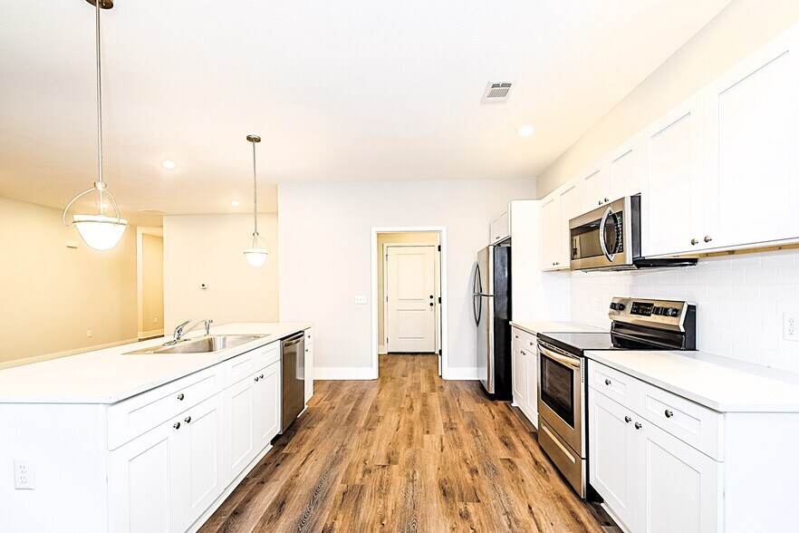 Building Photo - 1047 Autumns Wood Cir E