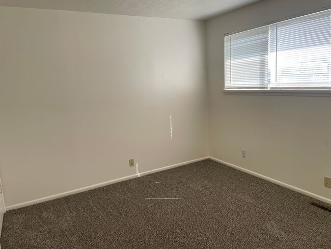 Building Photo - Lake View Apartment for Rent!!!