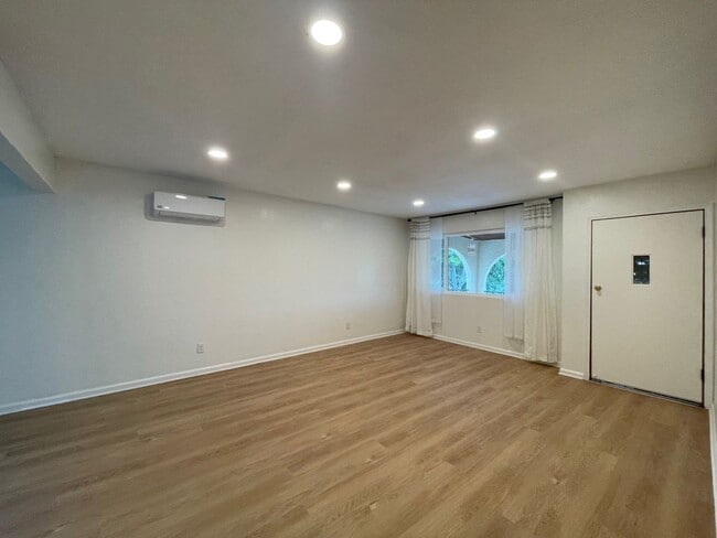 Building Photo - Beautifully Upgraded 3bed 2 bath Front House