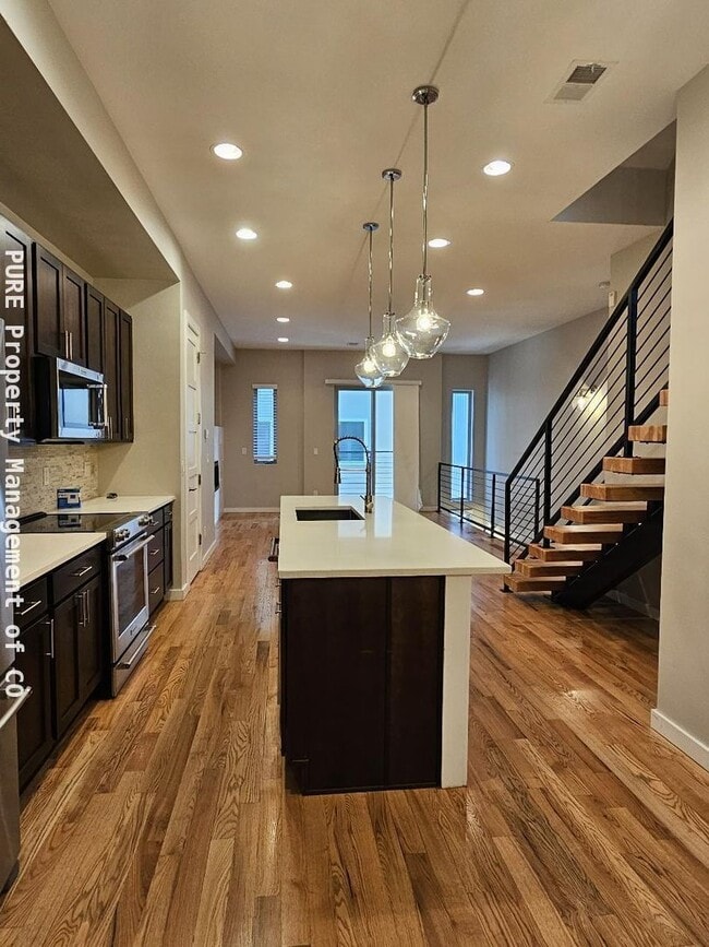 Building Photo - Beautiful 2 BR 4BA in the Highlands