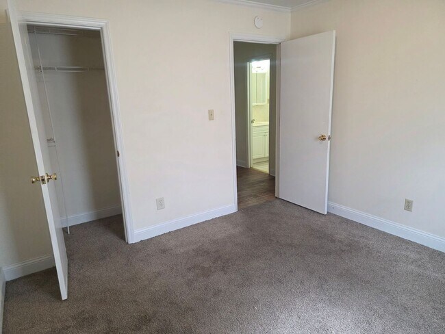 Building Photo - 4 Bedroom house with bonus room and large yard.