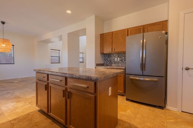 Building Photo - SHOWING SATURDAY 04/25 @ NOON. MUST TEXT AGENT!