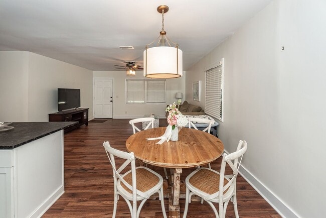 Building Photo - 3 Bedroom 2 Bath Home in West Ashley Plant...