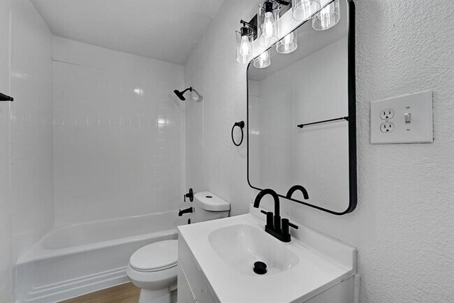 Building Photo - 2305 Longview St