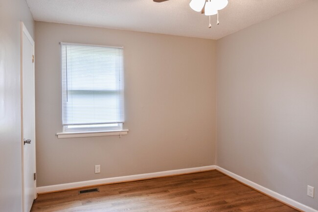 Building Photo - Pet Friendly Three Bedroom!