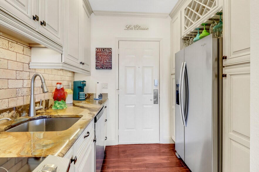 Full appliances in kitchen - 25000 Tamiami Trl E