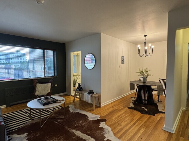 Building Photo - "Charming 1-Bed End Unit Condo on Bellaire...