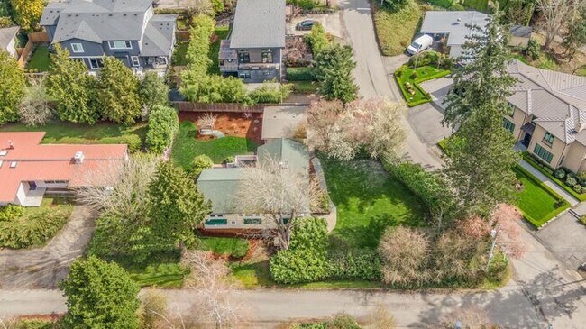 Building Photo - Sunny Air Conditioned Mercer Island Charmer!