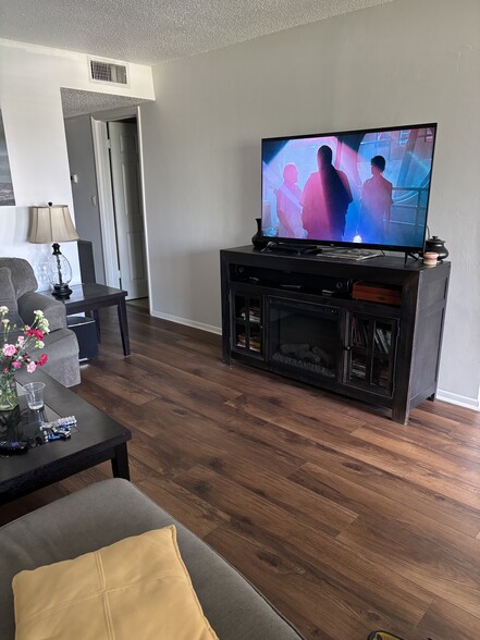 Building Photo - 350 79th Ave N