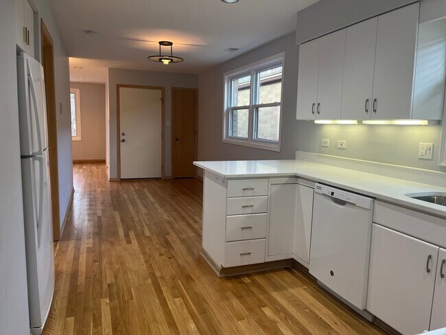 Building Photo - 449 W 37th St