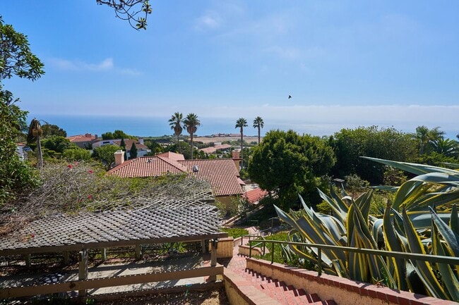 Building Photo - Aqua Vista - Entertainers Playhouse