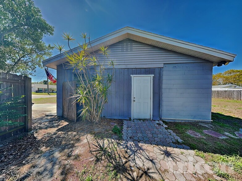 Building Photo - 3909 W Wallace Ave