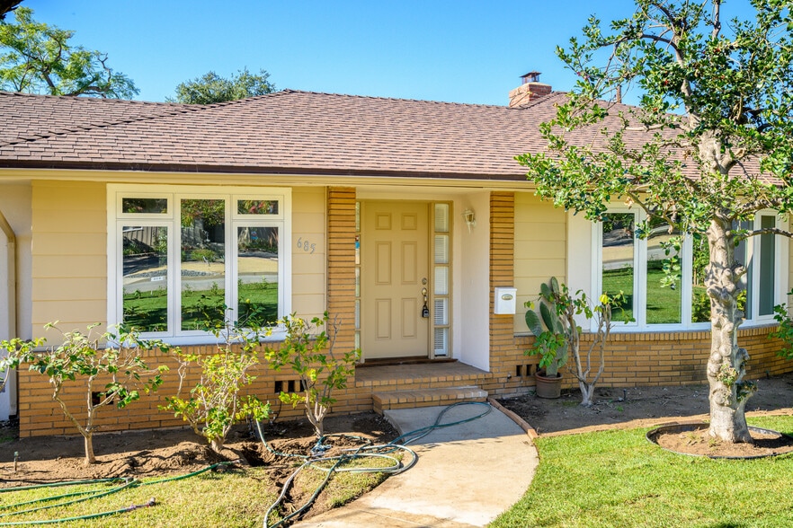 Building Photo - 685 Rim Rd