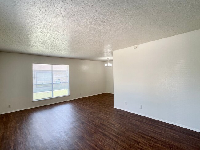 Building Photo - Upgraded 2/1 in South Austin
