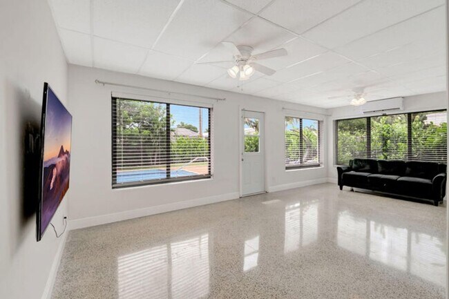 Building Photo - 3550 NE 4th Ave