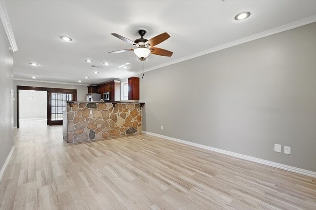 Building Photo - 422 Clover Ln