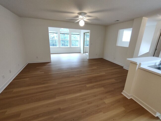 Building Photo - NEWLY RENOVATED 4 Bed/2 Bath with Communit...
